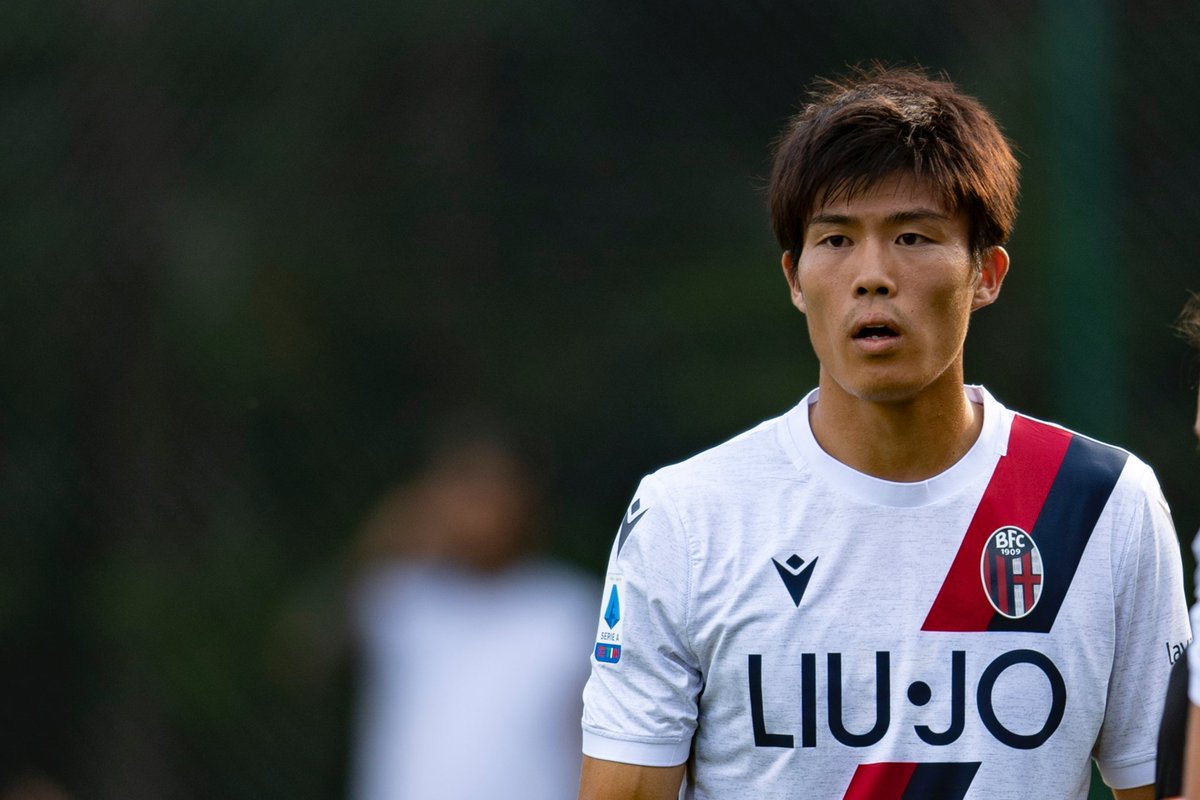 Tomiyasu năm nay 22 tuổi là cầu thủ trưởng thành từ lò đào tạo CLB Avispa Fukuoka