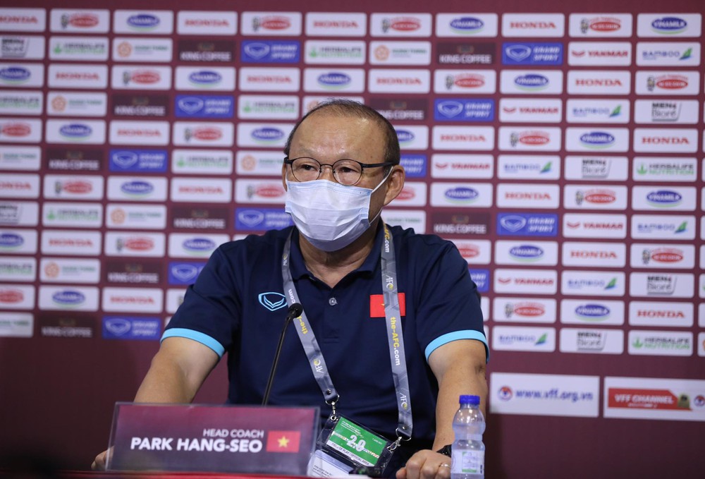 HLV Park Hang Seo phát biểu tại họp báo trước trận đấu với Trung Quốc