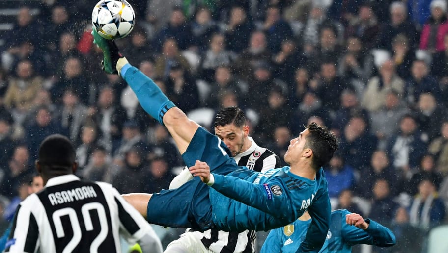 Ronaldo thực hiện kỹ thuật sút bóng chuyền ở trên không