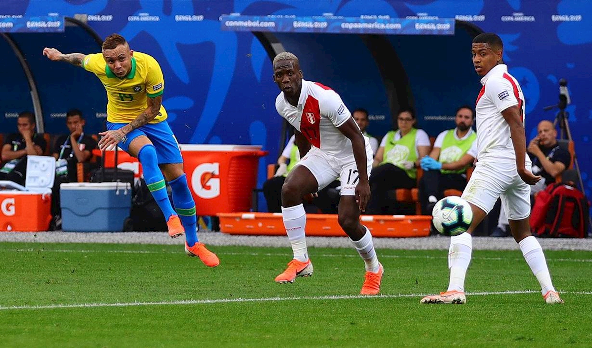 Peru phản kháng quá yếu ớt trước Brazil