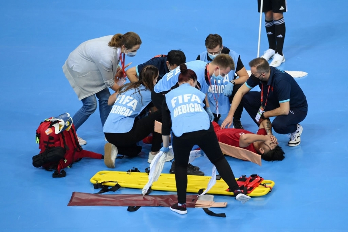 Vũ Đức Tùng của đội futsal Việt Nam chấn thương nặng