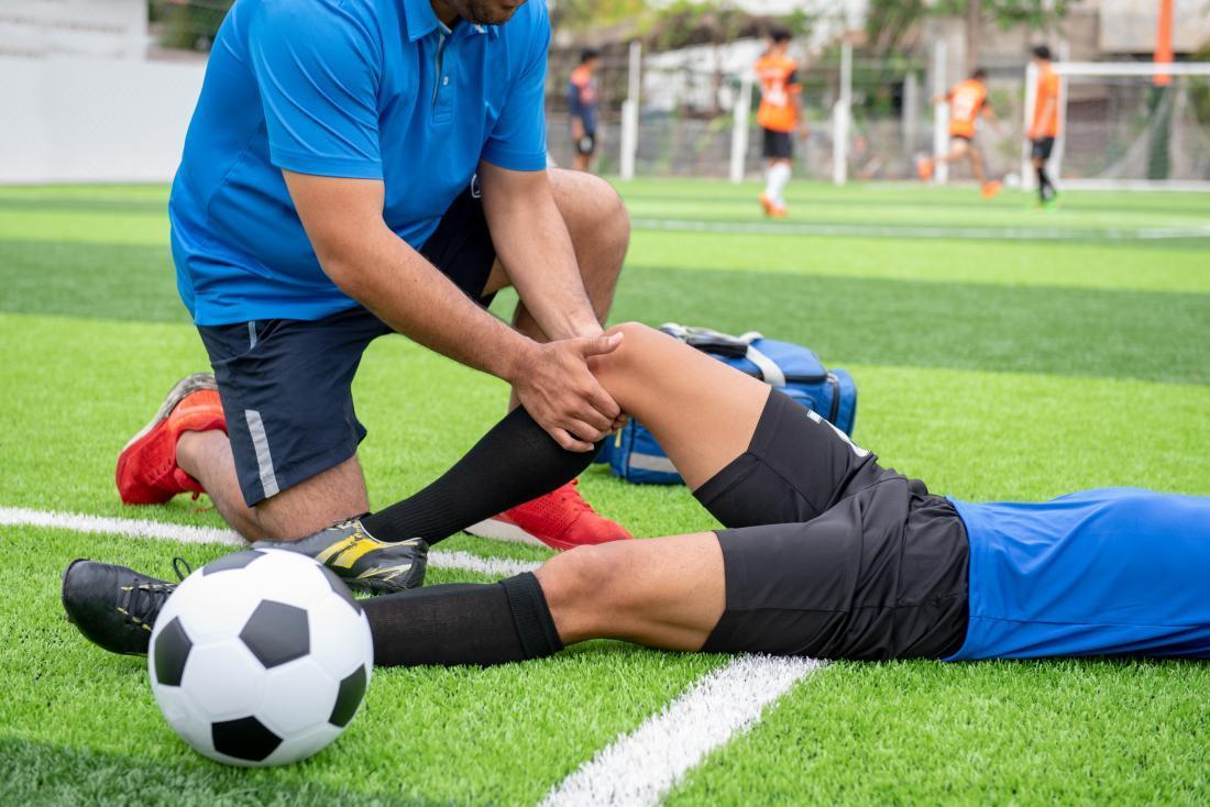 Căng cơ chân khi đá bóng