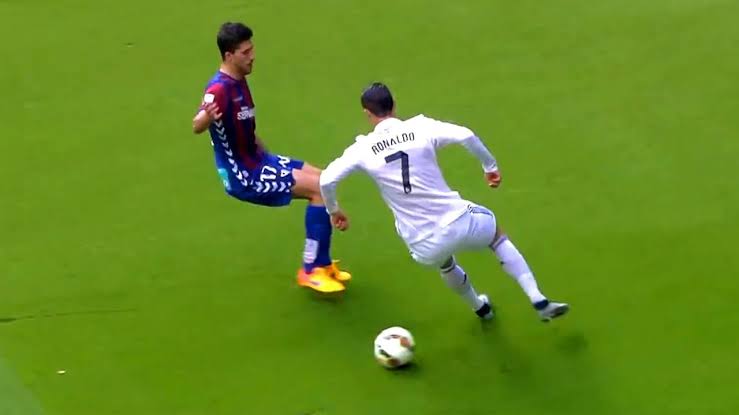Ronaldo Chop là skill bóng đá dùng để đổi hướng