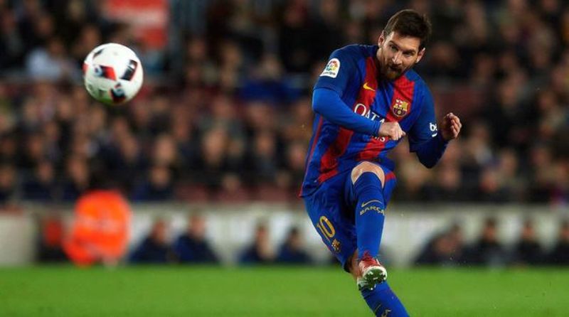 Messi nổi tiếng với biệt tài sút bóng xoáy hiểm hóc