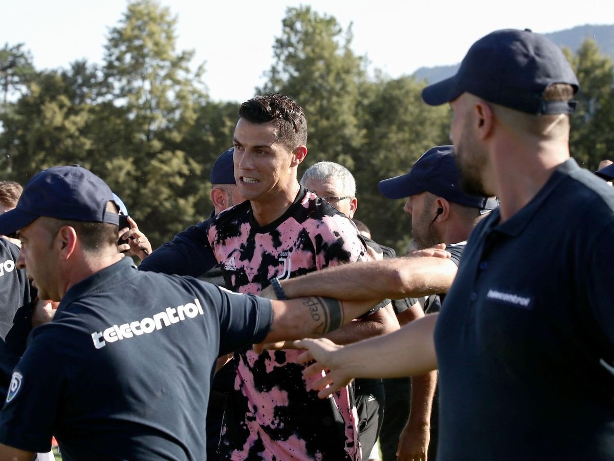 Hai vệ sĩ hộ tống Ronaldo đi tập