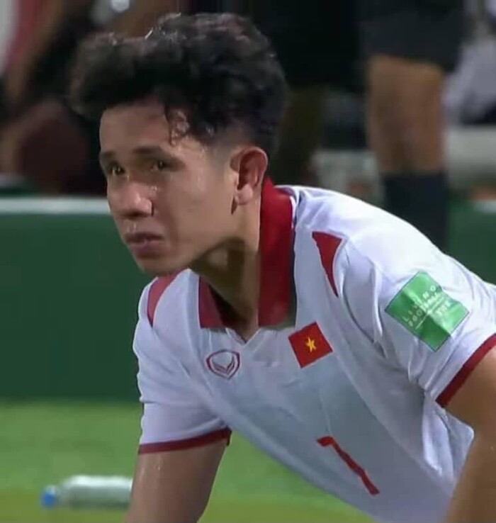 Tuyển Việt Nam khóc nức nở sau trận đấu với Trung Quốc